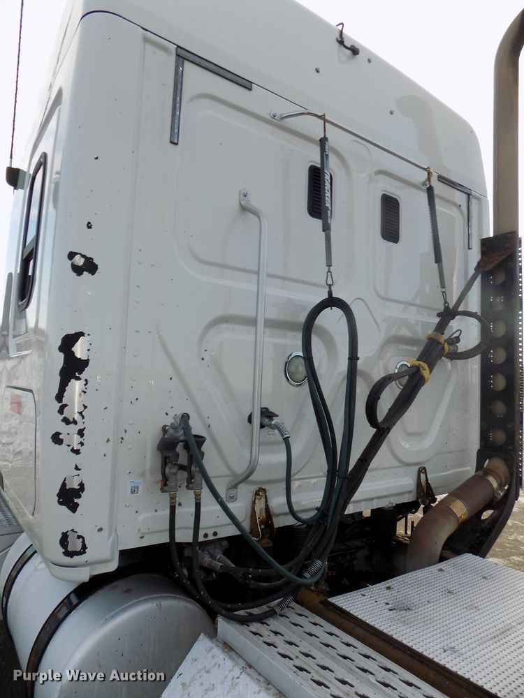 image for item DG2504 2010 Freightliner Cascadia semi truck