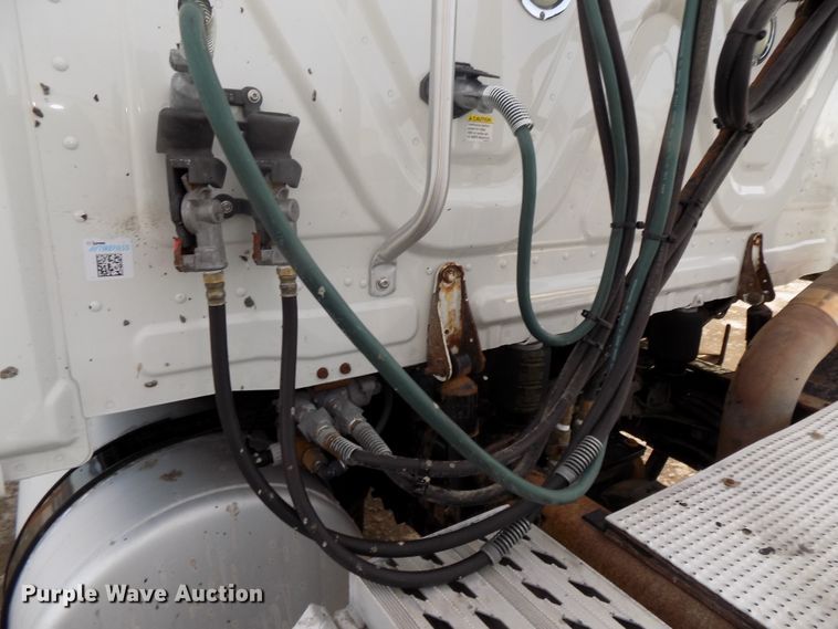 image for item DG2504 2010 Freightliner Cascadia semi truck