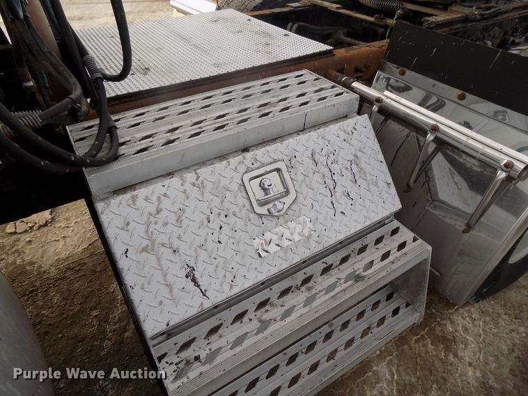 image for item DG2504 2010 Freightliner Cascadia semi truck