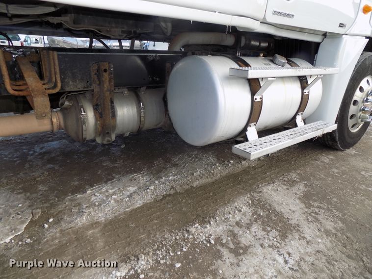 image for item DG2504 2010 Freightliner Cascadia semi truck