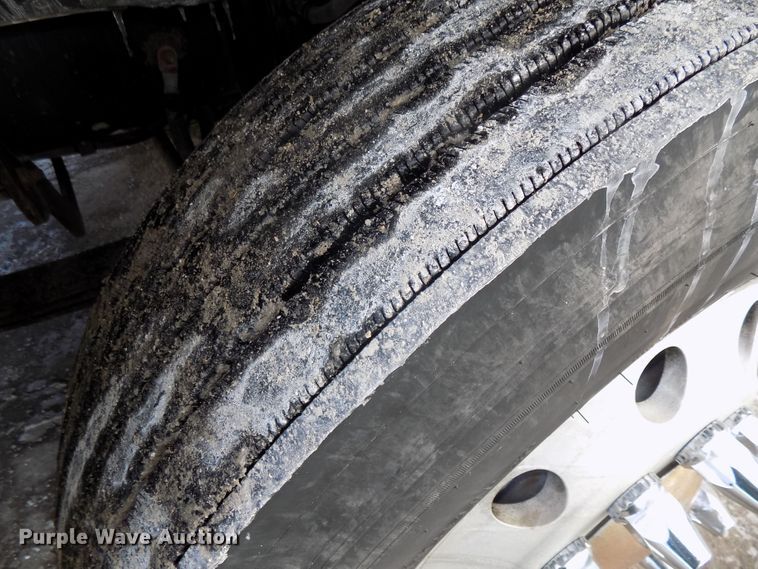 image for item DG2504 2010 Freightliner Cascadia semi truck