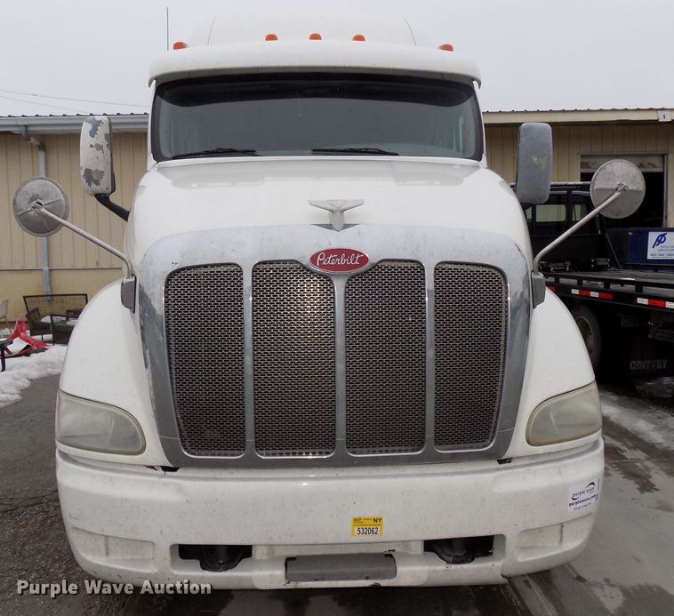 image for item DG2505 2010 Peterbilt 387 semi truck