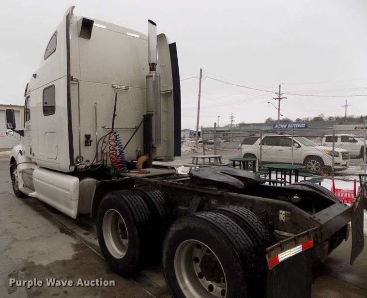 image for item DG2505 2010 Peterbilt 387 semi truck