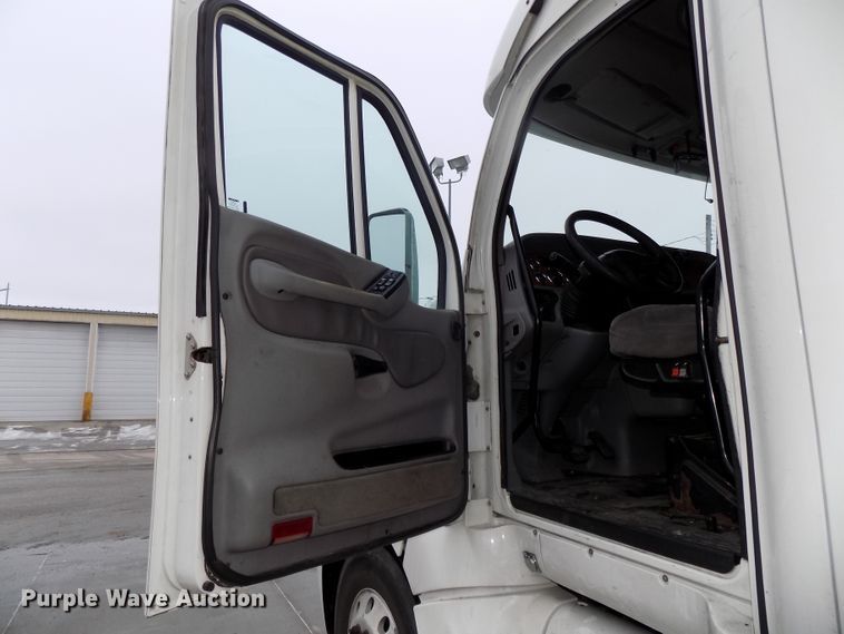 image for item DG2505 2010 Peterbilt 387 semi truck