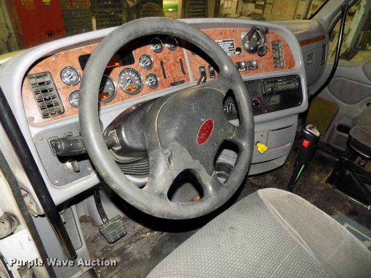 image for item DG2505 2010 Peterbilt 387 semi truck
