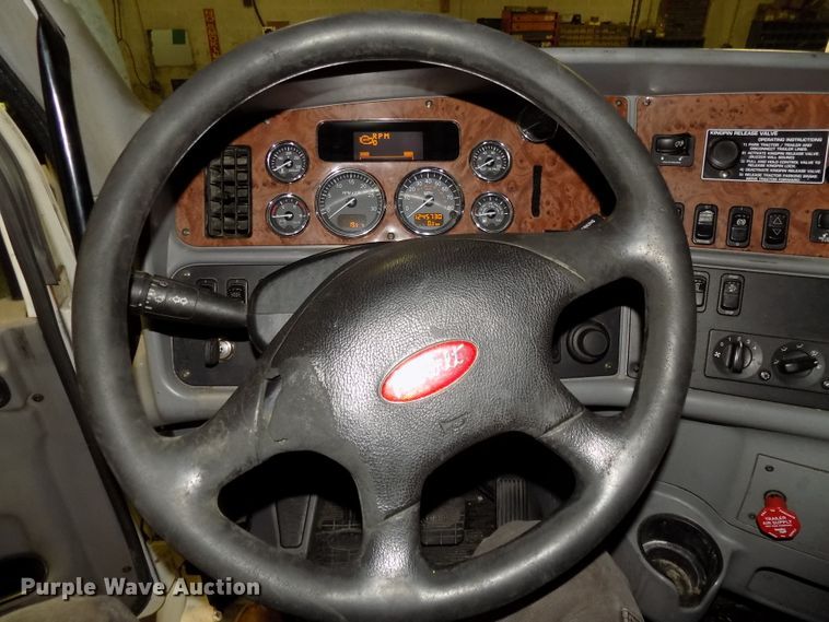 image for item DG2505 2010 Peterbilt 387 semi truck