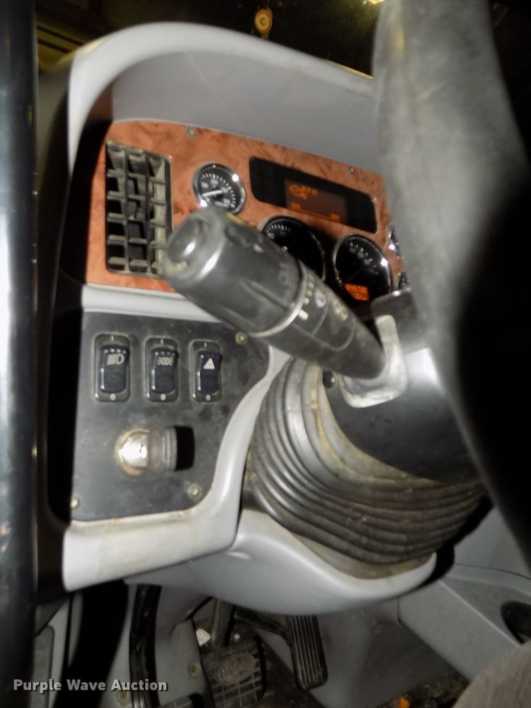 image for item DG2505 2010 Peterbilt 387 semi truck