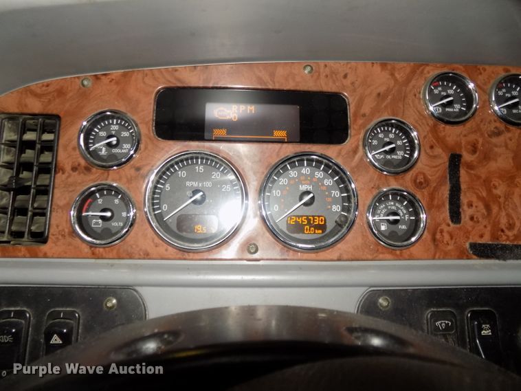 image for item DG2505 2010 Peterbilt 387 semi truck