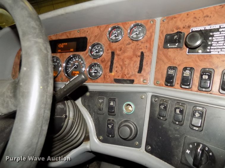 image for item DG2505 2010 Peterbilt 387 semi truck