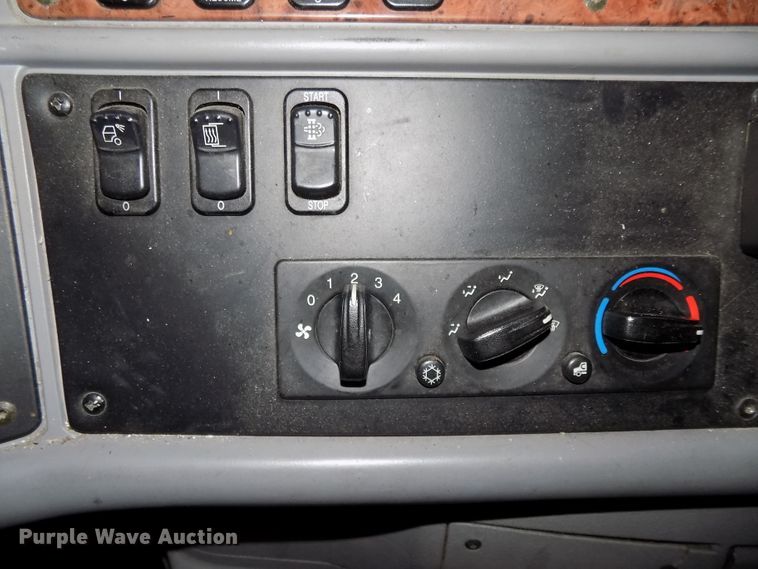 image for item DG2505 2010 Peterbilt 387 semi truck