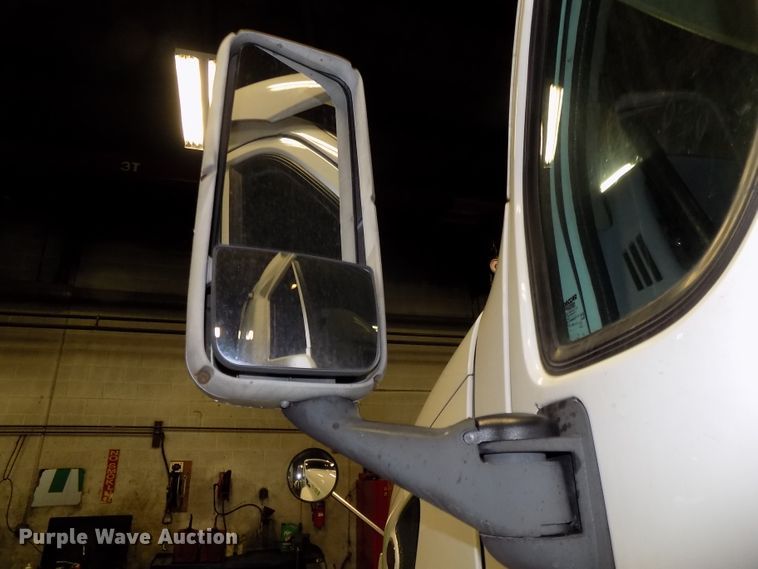 image for item DG2505 2010 Peterbilt 387 semi truck