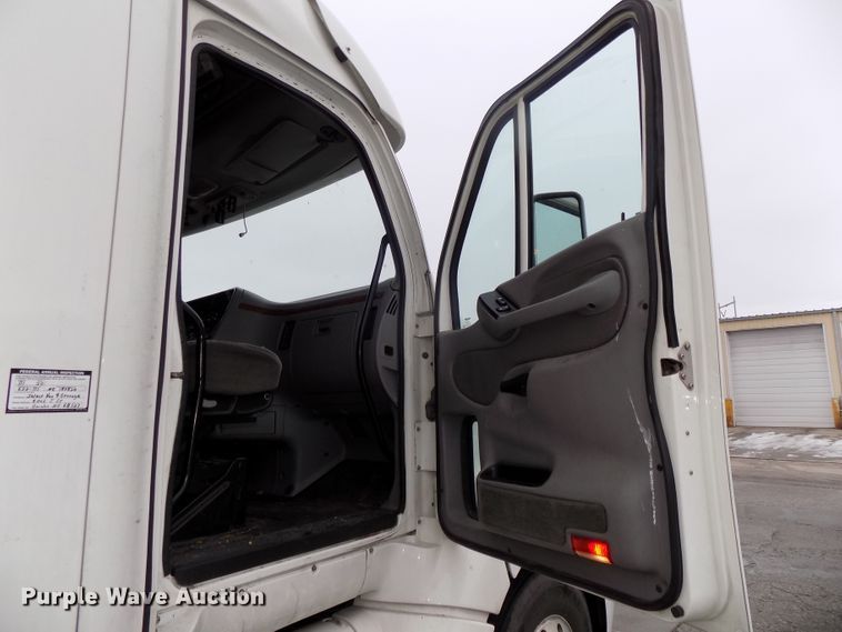 image for item DG2505 2010 Peterbilt 387 semi truck