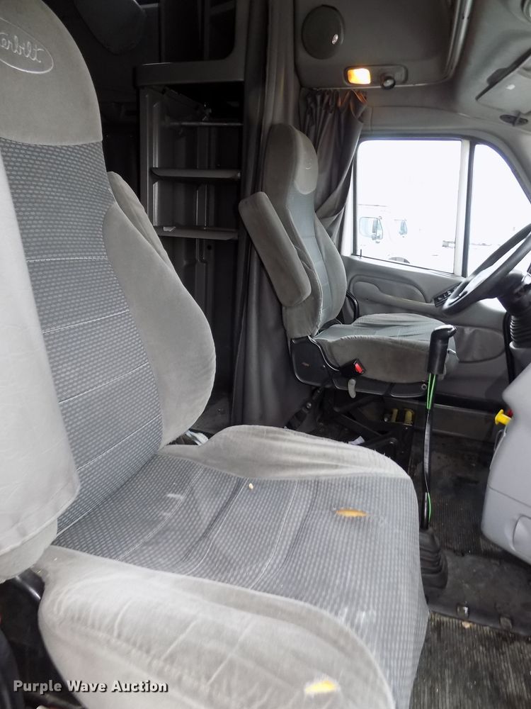 image for item DG2505 2010 Peterbilt 387 semi truck