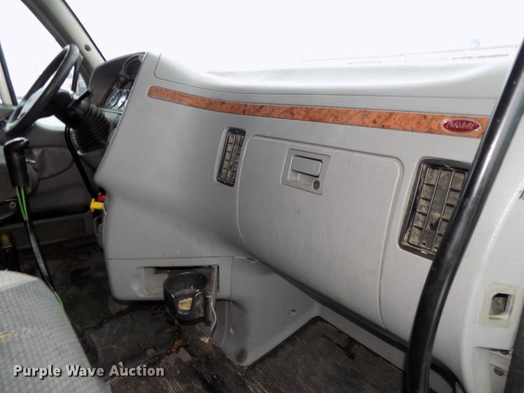 image for item DG2505 2010 Peterbilt 387 semi truck