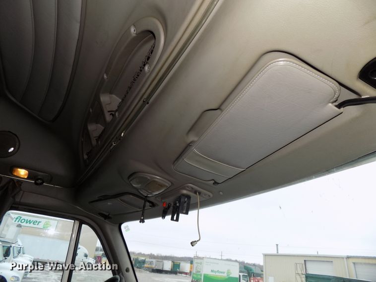 image for item DG2505 2010 Peterbilt 387 semi truck