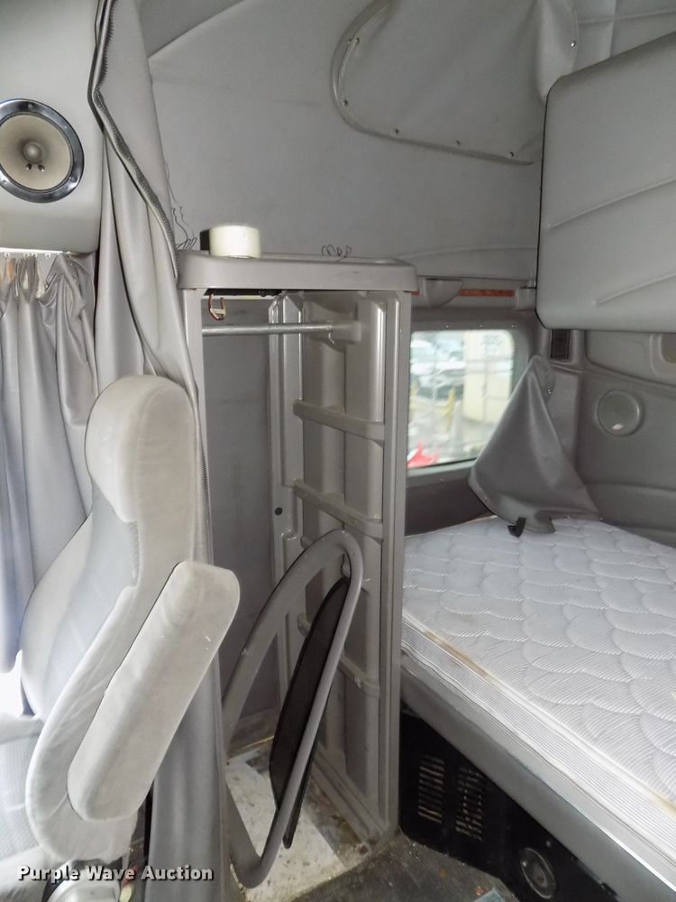 image for item DG2505 2010 Peterbilt 387 semi truck