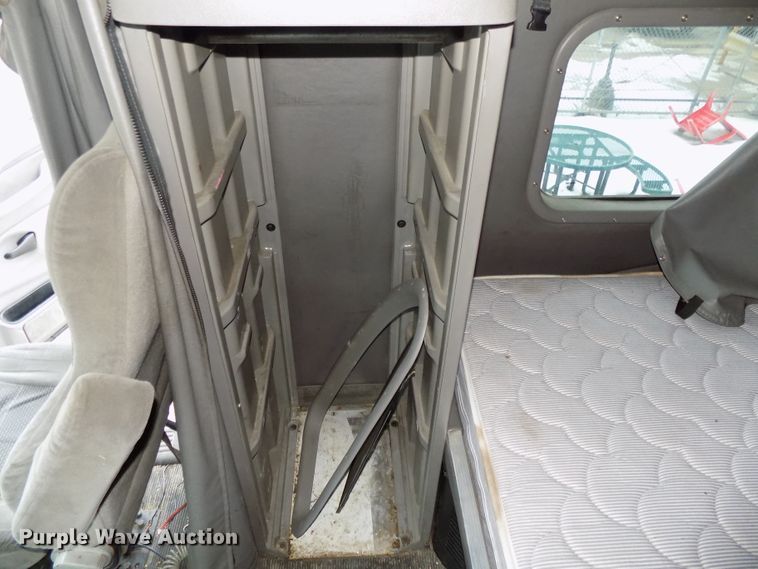 image for item DG2505 2010 Peterbilt 387 semi truck