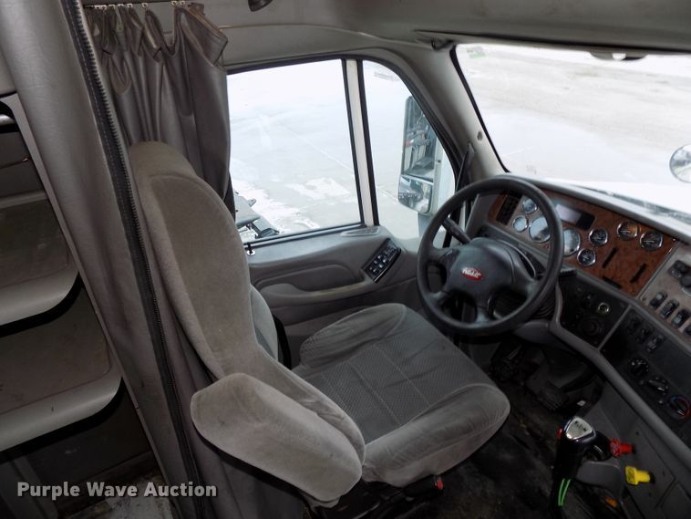 image for item DG2505 2010 Peterbilt 387 semi truck