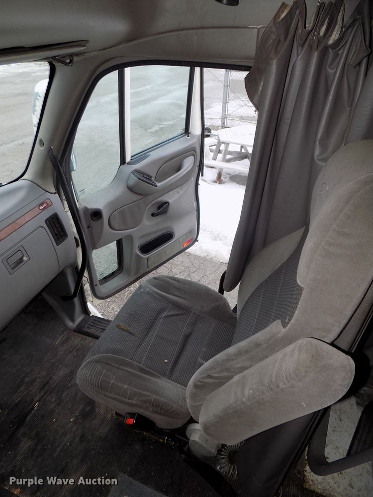 image for item DG2505 2010 Peterbilt 387 semi truck