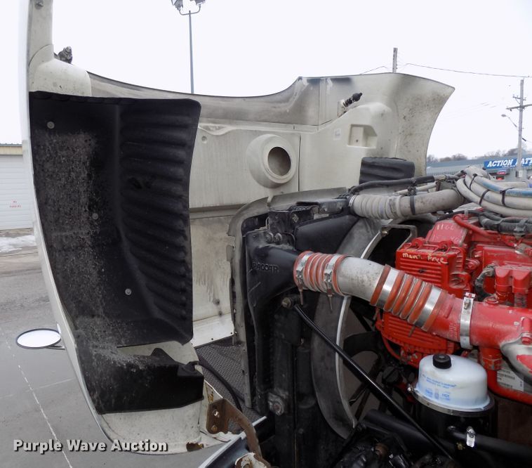 image for item DG2505 2010 Peterbilt 387 semi truck