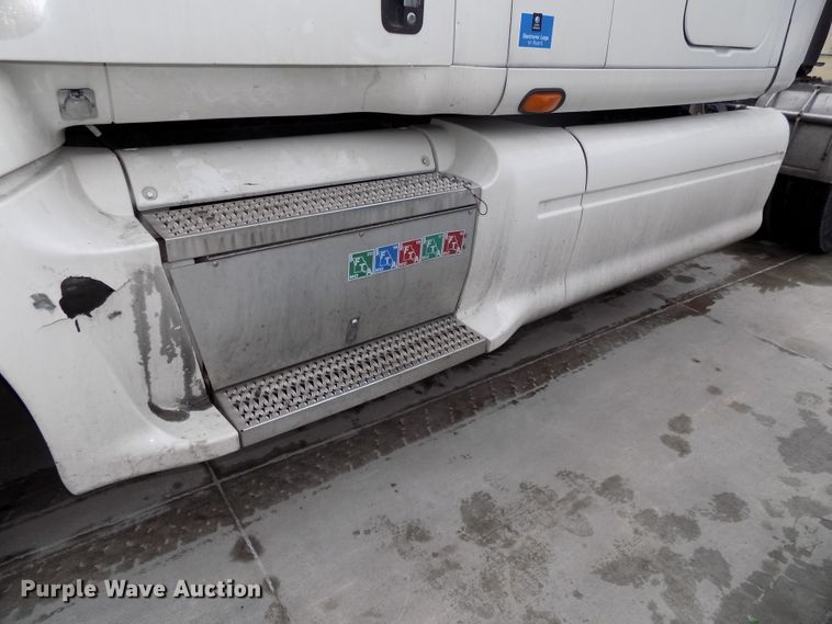 image for item DG2505 2010 Peterbilt 387 semi truck