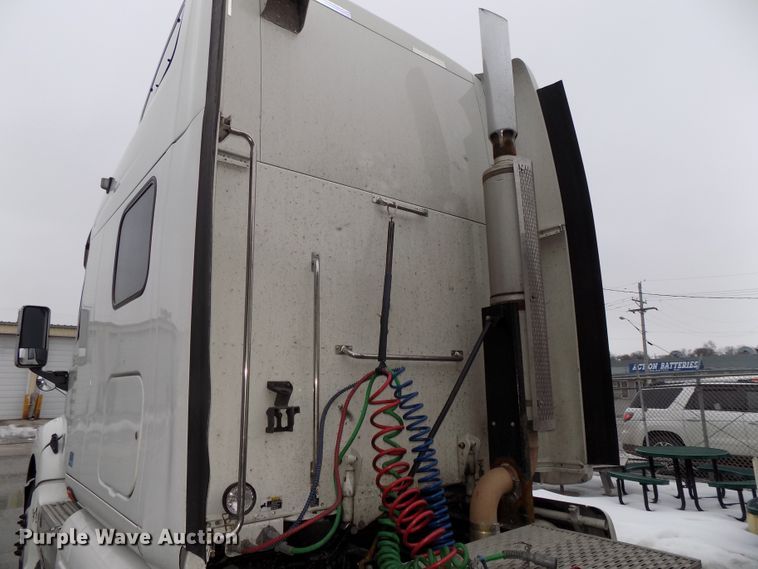 image for item DG2505 2010 Peterbilt 387 semi truck