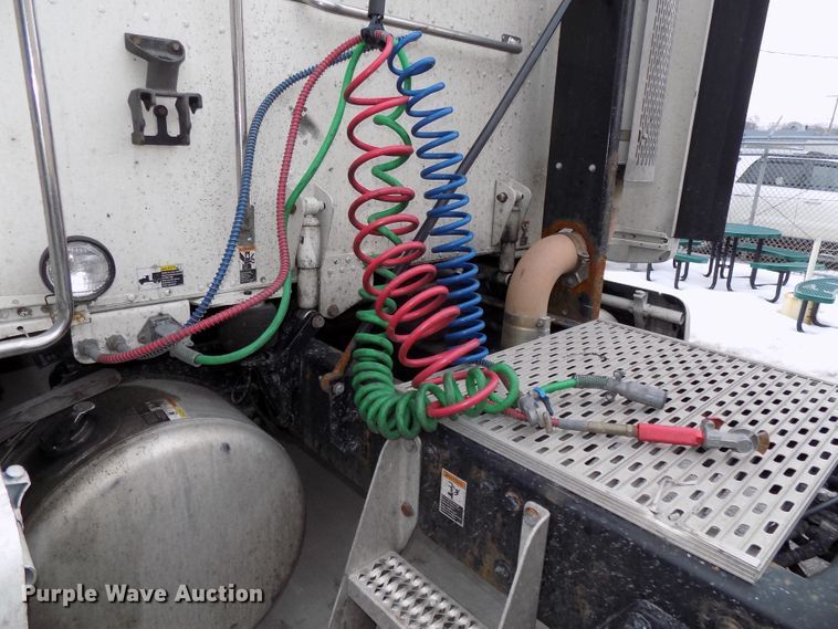 image for item DG2505 2010 Peterbilt 387 semi truck