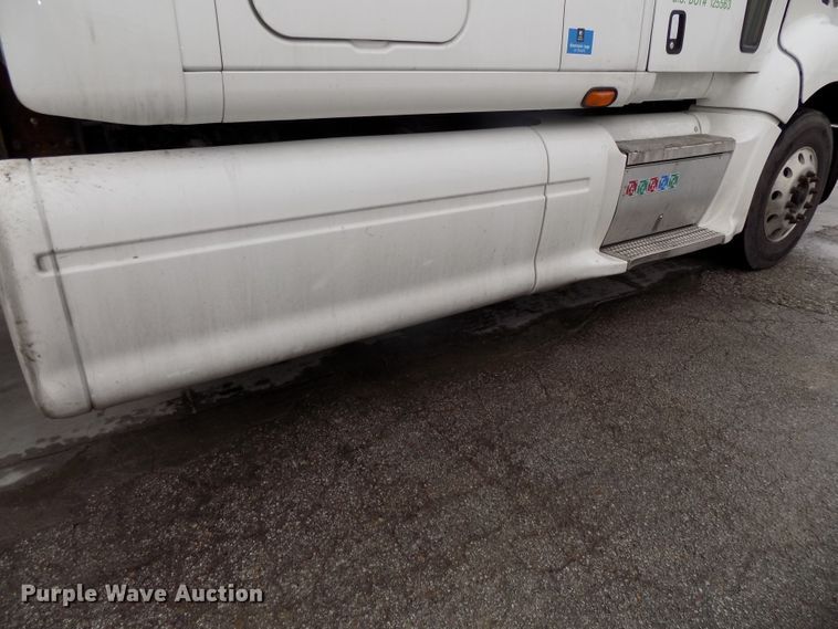 image for item DG2505 2010 Peterbilt 387 semi truck