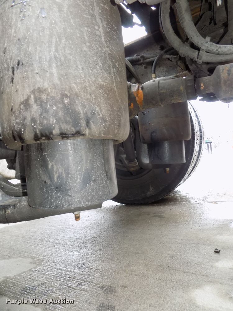 image for item DG2505 2010 Peterbilt 387 semi truck