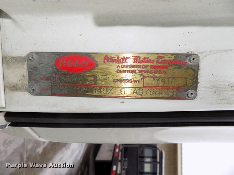 image for item DG2505 2010 Peterbilt 387 semi truck