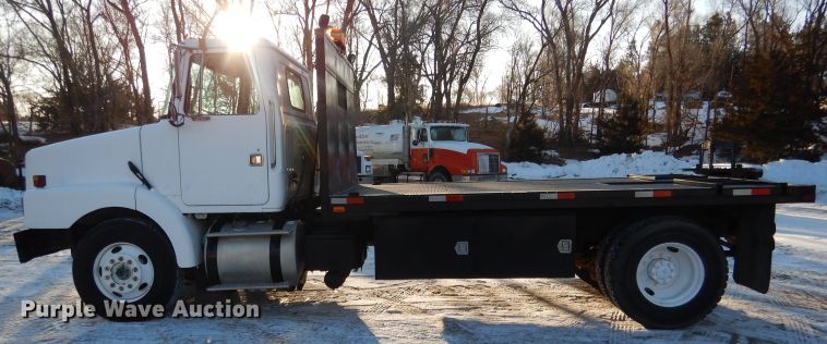 image for item DG5892 1995 White GMC WG flatbed truck