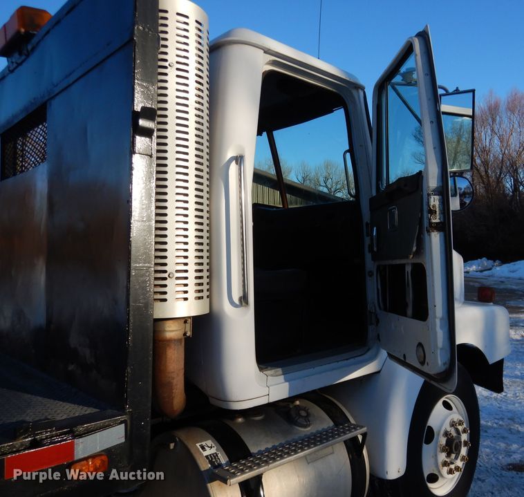 image for item DG5892 1995 White GMC WG flatbed truck