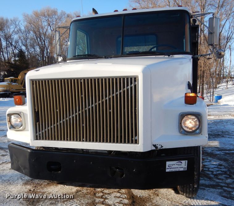 image for item DG5892 1995 White GMC WG flatbed truck