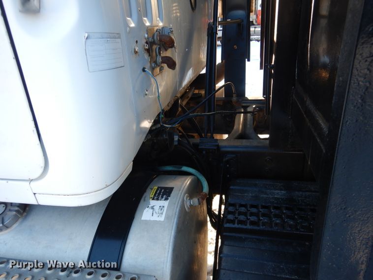 image for item DG5892 1995 White GMC WG flatbed truck