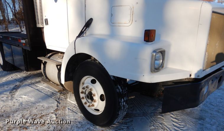 image for item DG5892 1995 White GMC WG flatbed truck