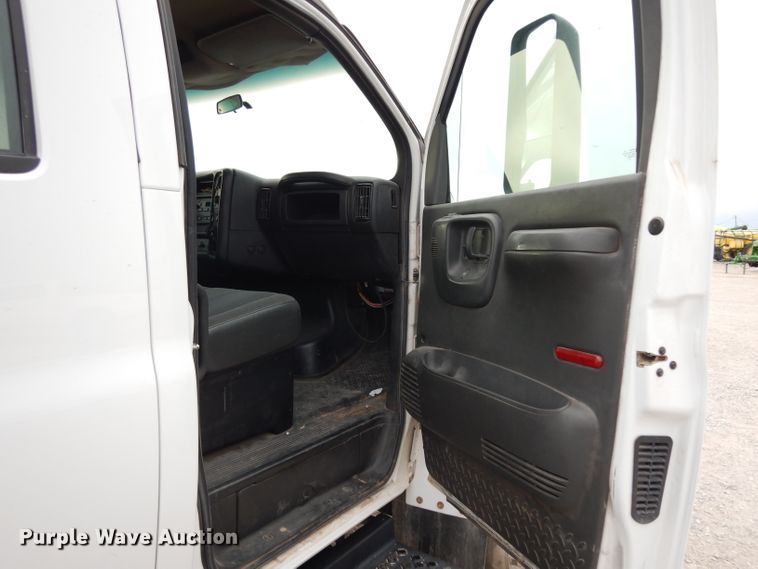 image for item DH2259 2006 GMC C4500 Crew Cab flatbed truck