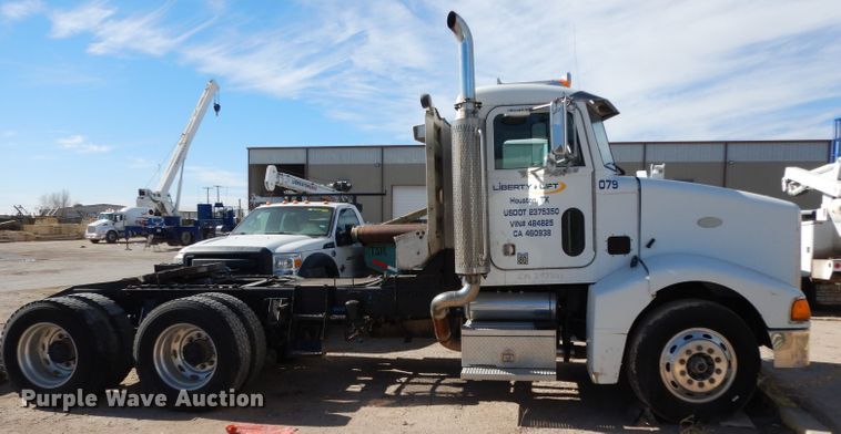 image for item DH2262 1999 Peterbilt 385 semi truck