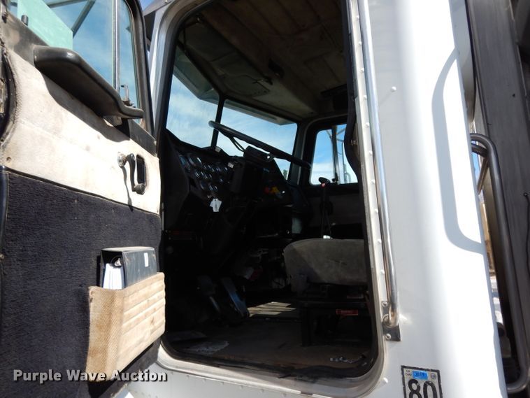 image for item DH2262 1999 Peterbilt 385 semi truck