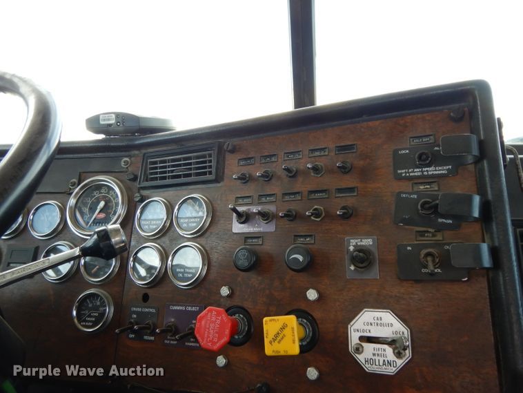 image for item DH2262 1999 Peterbilt 385 semi truck