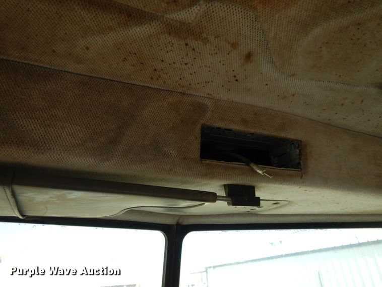 image for item DH2262 1999 Peterbilt 385 semi truck