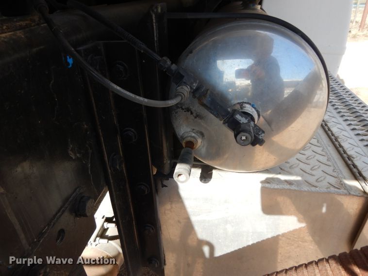 image for item DH2262 1999 Peterbilt 385 semi truck