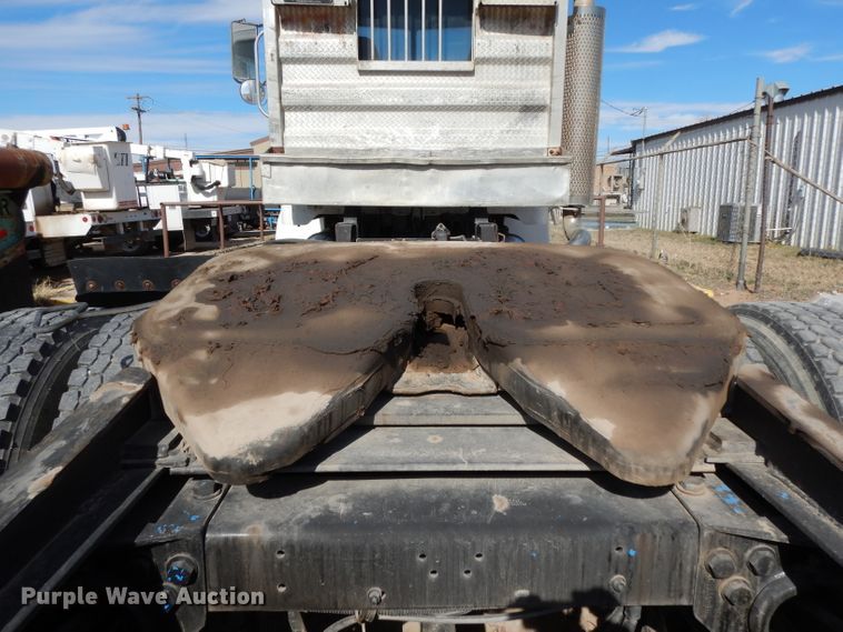 image for item DH2262 1999 Peterbilt 385 semi truck