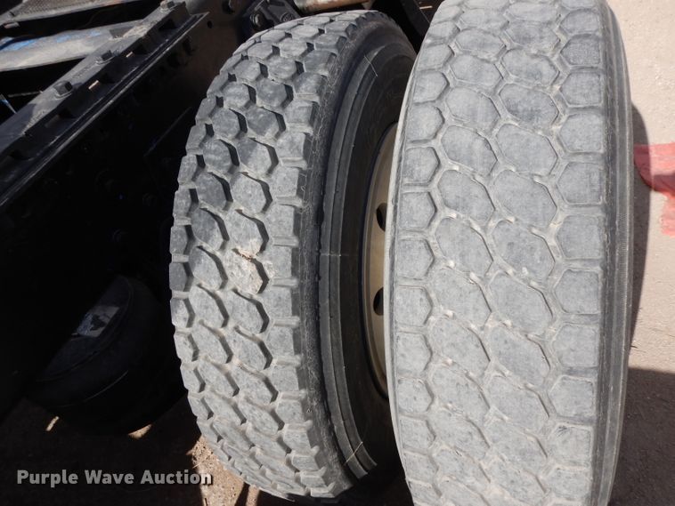 image for item DH2262 1999 Peterbilt 385 semi truck