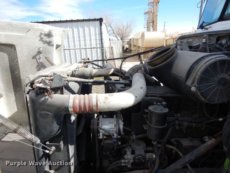 image for item DH2262 1999 Peterbilt 385 semi truck