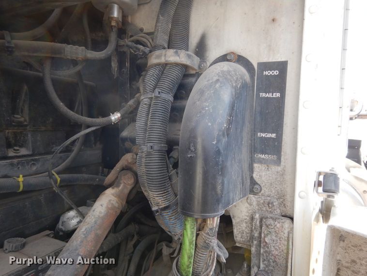 image for item DH2262 1999 Peterbilt 385 semi truck