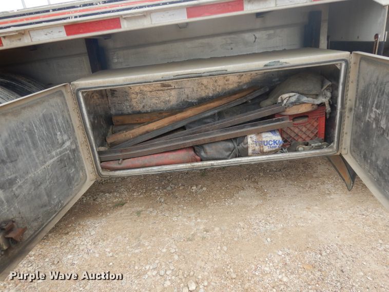 image for item DH2266 1999 Benson 5653A flatbed trailer