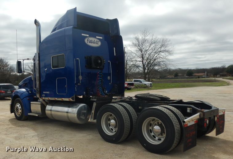 image for item DH2269 2010 Peterbilt 386 semi truck