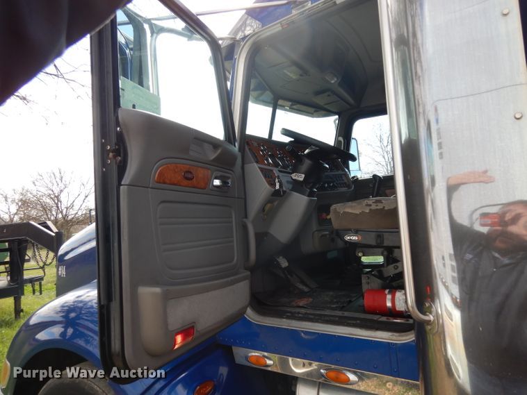 image for item DH2269 2010 Peterbilt 386 semi truck