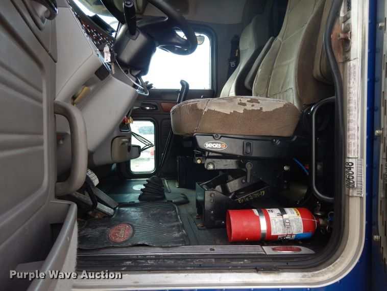 image for item DH2269 2010 Peterbilt 386 semi truck