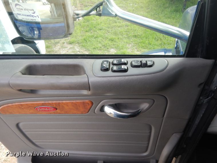 image for item DH2269 2010 Peterbilt 386 semi truck